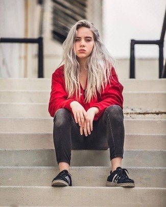 20 Jährige: Outfits Damen 2024: Möchten Sie einen lässigen Look erzeugen, ist die Kombination aus einer roten Windjacke und dunkelgrauen engen Jeans Ihre Wahl. Dieses Outfit passt hervorragend zusammen mit schwarzen niedrigen Sneakers.