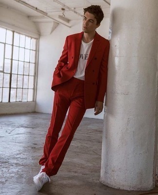Roten Anzug kombinieren – 22 Smart-Casual Sommer Herren Outfits: Paaren Sie einen roten Anzug mit einem weißen und schwarzen bedruckten T-Shirt mit einem Rundhalsausschnitt für Drinks nach der Arbeit. Wenn Sie nicht durch und durch formal auftreten möchten, vervollständigen Sie Ihr Outfit mit weißen Segeltuch niedrigen Sneakers. Wenn das mal nicht der perfekte Look ist um den Sommer einzuläuten!
