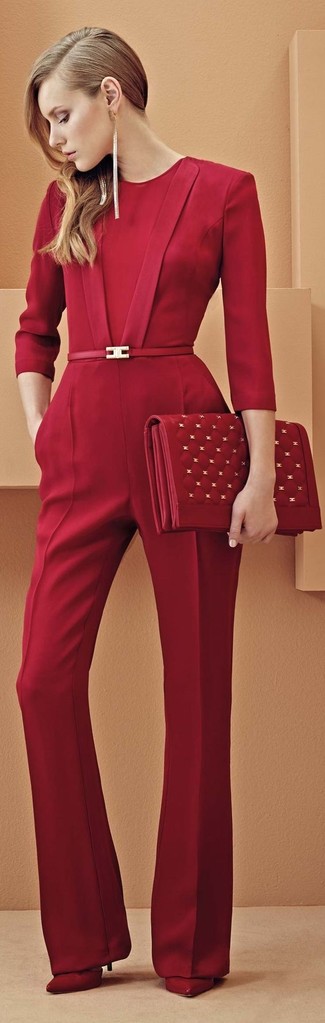 Rote Leder Pumps kombinieren – 138 Damen Outfits: Um eine entspannte und tolle Silhouette zu erzeugen, wahlen Sie einen roten Jumpsuit. Rote Leder Pumps sind eine gute Wahl, um dieses Outfit zu vervollständigen.