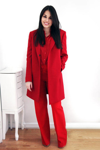 Rote und schwarze weite Hose kombinieren – 44 Damen Outfits: Probieren Sie die Kombi aus einem roten Mantel und einer roten und schwarzen weiter Hose - mehr brauchen Sie nicht, um einen klassischen Alltags-Look zu erhalten.