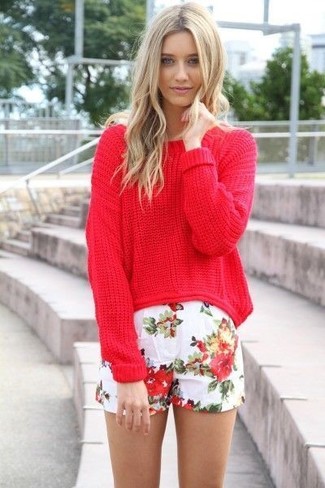 Weiße Shorts mit Blumenmuster kombinieren – 12 Damen Outfits: Wenn Sie einen aufregenden Alltags-Look erhalten möchten, bleiben ein roter Oversize Pullover und weiße Shorts mit Blumenmuster ein Klassiker.