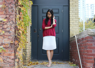 roter Oversize Pullover, weißer Falten Midirock, hellbeige Leder Sandaletten für Damen