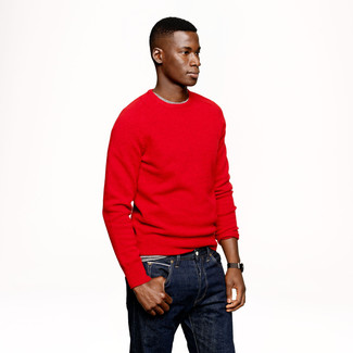 20 Jährige: Welche Jeans mit roten Pullovers mit einem Rundhalsausschnitt zu tragen – 11 Casual Herren Outfits warm Wetter: Erwägen Sie das Tragen von einem roten Pullover mit einem Rundhalsausschnitt und Jeans für ein großartiges Wochenend-Outfit.