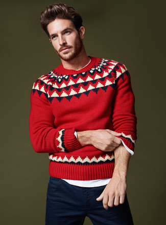 roter Pullover mit einem Rundhalsausschnitt mit Fair Isle-Muster, weißes Langarmshirt, dunkelblaue Chinohose für Herren