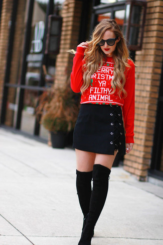 Roten und schwarzen Pullover mit einem Rundhalsausschnitt kombinieren – 118 Damen Outfits: Die Kombination aus einem roten und schwarzen Pullover mit einem Rundhalsausschnitt und einem schwarzen Minirock liefert schlichten und super lässigen Stil. Fühlen Sie sich ideenreich? Entscheiden Sie sich für schwarzen Overknee Stiefel aus Wildleder.