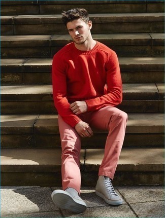 Rosa Chinohose kombinieren – 95 Herren Outfits warm Wetter: Kombinieren Sie einen roten Pullover mit einem Rundhalsausschnitt mit einer rosa Chinohose für einen bequemen Alltags-Look. Fühlen Sie sich mutig? Vervollständigen Sie Ihr Outfit mit grauen hohen Sneakers aus Segeltuch.