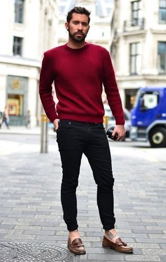 Wie Slipper mit enger Jeans zu kombinieren – 229 Herren Outfits: Entscheiden Sie sich für einen roten Pullover mit einem Rundhalsausschnitt und enge Jeans, um mühelos alles zu meistern, was auch immer der Tag bringen mag. Fühlen Sie sich ideenreich? Vervollständigen Sie Ihr Outfit mit Slippern.