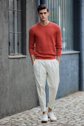 20 Jährige: Roten Pullover mit einem Rundhalsausschnitt kombinieren – 1 Elegante Frühling Herren Outfits: Kombinieren Sie einen roten Pullover mit einem Rundhalsausschnitt mit einer weißen Anzughose, um vor Klasse und Perfektion zu strotzen. Weiße Leder Derby Schuhe sind eine großartige Wahl, um dieses Outfit zu vervollständigen. Schon mal so einen schönen Frühlings-Look gesehen?