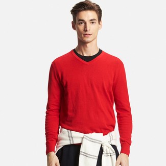 roter Pullover mit einem V-Ausschnitt von MÄRZ