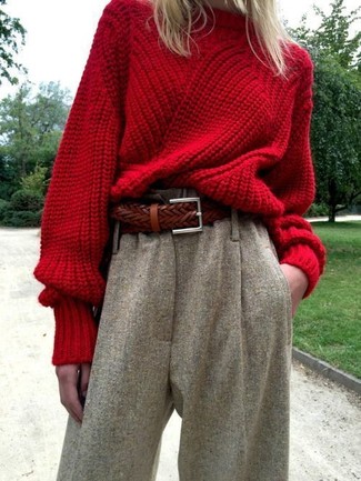 Roten Strick Oversize Pullover kombinieren – 15 Damen Outfits: Möchten Sie ein auffälliges, lässiges Outfit erzeugen, ist diese Paarung aus einem roten Strick Oversize Pullover und einem grauen Wollhosenrock Ihre Wahl.