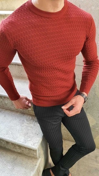 Roten Strickpullover kombinieren – 56 Herren Outfits: Kombinieren Sie einen roten Strickpullover mit einer schwarzen vertikal gestreiften Chinohose für ein bequemes Outfit, das außerdem gut zusammen passt.