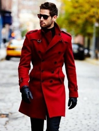 Schwarze Handschuhe kombinieren – 490 Herren Outfits: Tragen Sie einen roten Trenchcoat und schwarzen Handschuhe für einen entspannten Wochenend-Look.