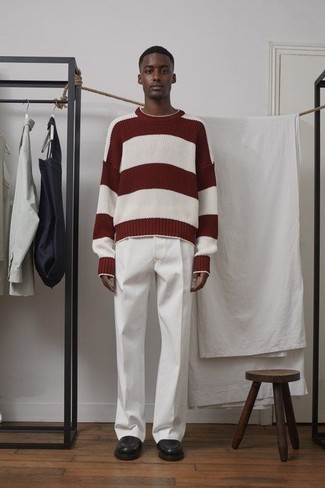20 Jährige: Pullover mit einem Rundhalsausschnitt kombinieren – 500+ Herren Outfits: Kombinieren Sie einen Pullover mit einem Rundhalsausschnitt mit einer weißen Chinohose für einen bequemen Alltags-Look. Fühlen Sie sich mutig? Wählen Sie schwarzen klobigen Leder Slipper.