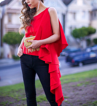 Rote Bluse kombinieren – 138 Damen Outfits: Diese Paarung aus einer roten Bluse und schwarzen engen Jeans ist super für die Freizeit geeignet.