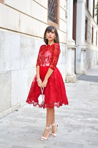 rotes ausgestelltes Kleid aus Spitze von Missguided