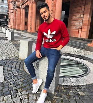 Roten Pullover kombinieren – 500+ Herren Outfits: Für ein bequemes Couch-Outfit, kombinieren Sie einen roten Pullover mit dunkelblauen engen Jeans. Fühlen Sie sich mutig? Wählen Sie weißen Sportschuhe.