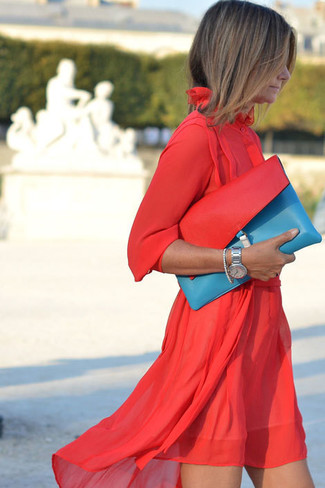 Silberne Uhr kombinieren – 420 Damen Outfits: Ein rotes Chiffon Freizeitkleid und eine silberne Uhr sind absolut lässige Must-Haves und können mit einer Vielzahl von Kleidungsstücken gepaart werden.