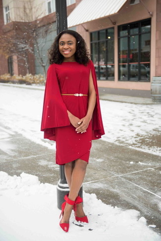 Taillengürtel kombinieren – 241 Damen Outfits: Ein rotes Etuikleid und ein Taillengürtel sind eine coole Wochenend-Kombination. Rote Wildleder Pumps sind eine ideale Wahl, um dieses Outfit zu vervollständigen.