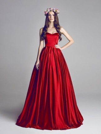 Rotes Ballkleid mit Falten kombinieren – 7 Damen Outfits: Tragen Sie ein rotes Ballkleid mit Falten für einen schicken, edlen Look.
