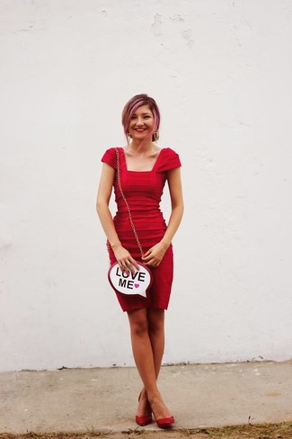 Dunkelrote Leder Pumps kombinieren – 138 Damen Outfits: Entscheiden Sie sich für ein rotes figurbetontes Kleid für eine stilvolle Silhouette. Dunkelrote Leder Pumps sind eine gute Wahl, um dieses Outfit zu vervollständigen.
