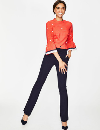 Anzughose kombinieren – 438 Damen Outfits: Um eine legere und harmonische Silhouette zu zaubern, probieren Sie die Kombination aus einem roten gepunkteten Langarmshirt und einer Anzughose. Ergänzen Sie Ihr Look mit schwarzen Wildleder Pumps.