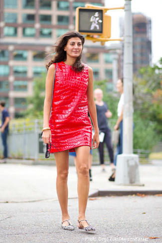 Rotes gerade geschnittenes Kleid kombinieren – 44 Damen Outfits: Wahlen Sie ein rotes gerade geschnittenes Kleid für einen schicken, raffinierten Casual-Look. Fühlen Sie sich ideenreich? Ergänzen Sie Ihr Outfit mit grauen bedruckten Leder Ballerinas.