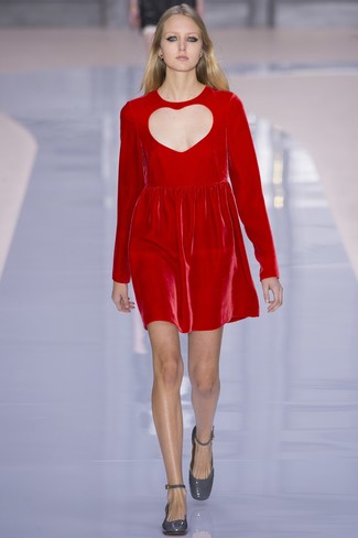Silberne Leder Pumps kombinieren – 222 Damen Outfits: Entscheiden Sie sich für einen raffinierten Stil in einem roten gerade geschnittenem Kleid aus Samt. Silberne Leder Pumps sind eine ideale Wahl, um dieses Outfit zu vervollständigen.