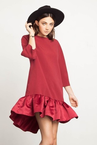 rotes gerade geschnittenes Kleid mit Rüschen von Strateas Carlucci