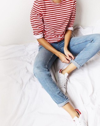 Rotes horizontal gestreiftes Langarmshirt kombinieren – 7 Damen Outfits: Ein rotes horizontal gestreiftes Langarmshirt und hellblaue Jeans sind alles, was Sie brauchen, um perfekt und locker zu wirken. Wählen Sie die legere Option mit weißen niedrigen Sneakers.