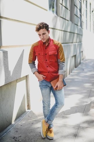 Rotes Langarmhemd kombinieren – 500+ Herren Outfits: Paaren Sie ein rotes Langarmhemd mit hellblauen Jeans für ein bequemes Outfit, das außerdem gut zusammen passt. Senf Segeltuch niedrige Sneakers sind eine perfekte Wahl, um dieses Outfit zu vervollständigen.