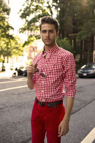 Rotes Langarmhemd mit Vichy-Muster kombinieren – 137 Herren Outfits: Tragen Sie ein rotes Langarmhemd mit Vichy-Muster und eine rote Chinohose für ein Alltagsoutfit, das Charakter und Persönlichkeit ausstrahlt.