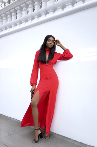 Rotes Maxikleid mit Schlitz kombinieren – 5 Damen Outfits: Wahlen Sie ein rotes Maxikleid mit Schlitz, um einen tollen lockeren Look zu erhalten. Vervollständigen Sie Ihr Look mit schwarzen Leder Sandaletten.