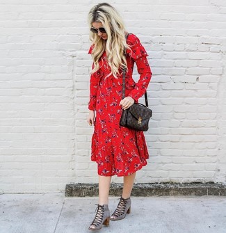 Silberne Stiefel kombinieren – 3 Smart-Casual Damen Outfits heiß Wetter: Perfektionieren Sie den stilvollen Freizeit-Look mit einem roten Midikleid mit Blumenmuster. Fühlen Sie sich mutig? Entscheiden Sie sich für silbernen Stiefel.
