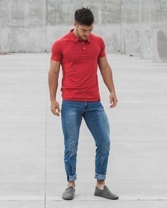rotes Polohemd, blaue Jeans, graue Slip-On Sneakers aus Segeltuch für Herren