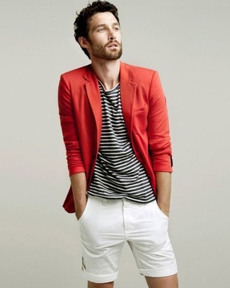 rotes Sakko, schwarzes und weißes horizontal gestreiftes T-Shirt mit einem Rundhalsausschnitt, weiße Shorts für Herren
