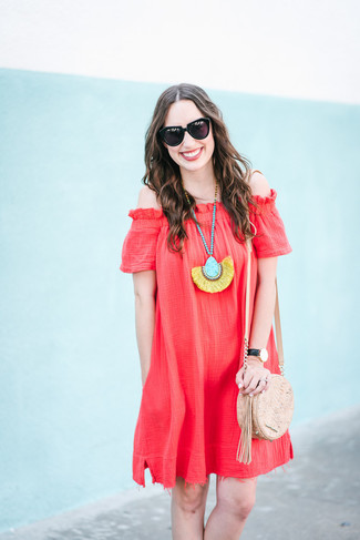 30 Jährige: Rotes schulterfreies Kleid kombinieren – 1 Casual Damen Outfits: Entscheiden Sie sich für ein rotes schulterfreies Kleid, um einen modernen super lässigen Trend-Look zu schaffen.