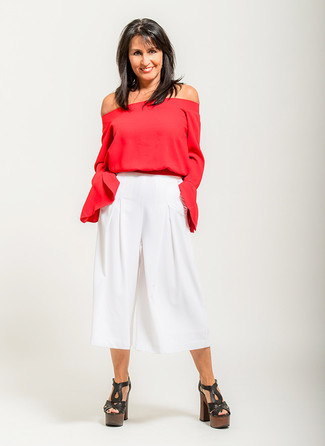 40 Jährige: Sommer Outfits Damen 2022: Entscheiden Sie sich für einen modischen lockeren Alltags-Look in einem roten schulterfreiem Oberteil und einem weißen Hosenrock. Dieses Outfit passt hervorragend zusammen mit schwarzen klobigen Leder Sandaletten. Ein cooles Outfit für den Sommer.