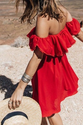 rotes schwingendes Kleid mit Rüschen, hellbeige Strohhut, silbernes Armband für Damen