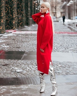 Silberne Ohrringe kombinieren – 171 Damen Outfits: Um eine entspannte und schöne Silhouette zu formen, probieren Sie diese Paarung aus einem roten Sweatkleid und silbernen Ohrringen. Fühlen Sie sich mutig? Vervollständigen Sie Ihr Outfit mit silbernen Overknee Stiefeln aus Leder.