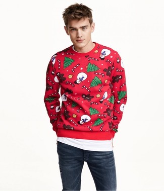 Teenager: Dunkelblaue Jeans kombinieren – 26 Lässige Herren Outfits: Für ein bequemes Couch-Outfit, kombinieren Sie ein rotes Sweatshirts mit Weihnachten Muster mit dunkelblauen Jeans.