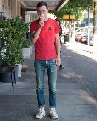 20 Jährige: Rotes T-Shirt mit einem Rundhalsausschnitt kombinieren – 91 Herren Outfits: Ein rotes T-Shirt mit einem Rundhalsausschnitt und blaue Jeans mit Destroyed-Effekten sind eine ideale Outfit-Formel für Ihre Sammlung. Weiße hohe Sneakers aus Segeltuch sind eine gute Wahl, um dieses Outfit zu vervollständigen.