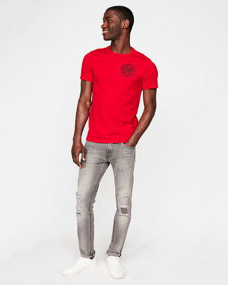 rotes T-Shirt mit einem Rundhalsausschnitt, graue enge Jeans mit Destroyed-Effekten, weiße Leder niedrige Sneakers für Herren