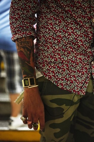 30 Jährige: Camouflage Hose kombinieren – 33 Sommer Herren Outfits: Paaren Sie ein rotes und weißes Langarmhemd mit Blumenmuster mit einer Camouflage Hose für ein großartiges Wochenend-Outfit. Dieser Look ist im Sommer mehr wegzudenken.