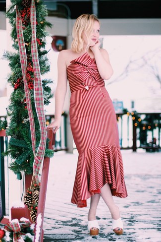 Elegante heiß Wetter Outfits Damen 2024: Tragen Sie ein rotes vertikal gestreiftes Midikleid, um ein stilsicheres Alltags-Outfit zu zaubern. Entscheiden Sie sich für weißen leder pantoletten, um Ihr Modebewusstsein zu zeigen.