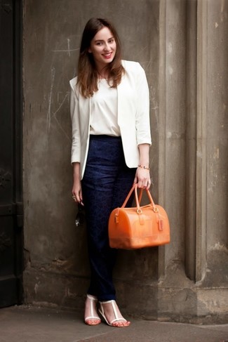 Orange Gummi Satchel-Tasche kombinieren – 29 Damen Outfits: Probieren Sie die Kombination aus einem weißen Sakko und einer orange Gummi Satchel-Tasche für einen modernen entspannten City-Look. Weiße flache Sandalen aus Leder sind eine großartige Wahl, um dieses Outfit zu vervollständigen.