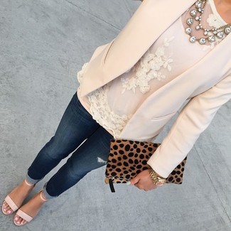 Weißes ärmelloses Oberteil aus Spitze kombinieren – 30 Damen Outfits: Ein weißes ärmelloses Oberteil aus Spitze und dunkelblaue enge Jeans sind perfekt geeignet, um einen entspannten Look zu erzielen. Vervollständigen Sie Ihr Look mit hellbeige Leder Sandaletten.