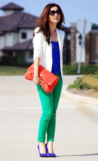 Grüne enge Jeans kombinieren – 24 Damen Outfits: Möchten Sie einen stilvollen Freizeit-Look erhalten, ist diese Paarung aus einem weißen Sakko und grünen engen Jeans ganz super. Blaue Wildleder Pumps sind eine großartige Wahl, um dieses Outfit zu vervollständigen.