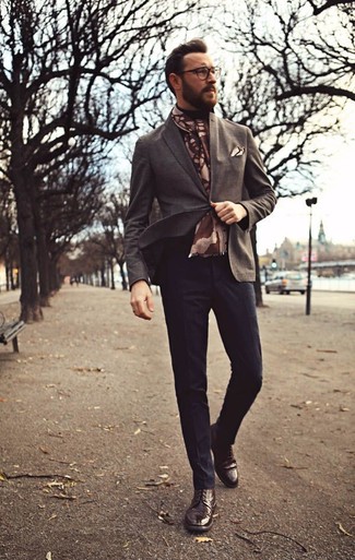 30 Jährige: Braune Leder Brogues kombinieren – 203 Herbst Herren Outfits: Kombinieren Sie ein braunes Sakko mit einer dunkelgrauen Anzughose für einen stilvollen, eleganten Look. Fühlen Sie sich mutig? Entscheiden Sie sich für braunen Leder Brogues. Ein insgesamt sehr cooles Herbst-Outfit.