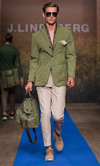 Dunkelbraunen Seideschal kombinieren – 29 Herren Outfits: Kombinieren Sie ein olivgrünes Sakko mit einem dunkelbraunen Seideschal für einen entspannten Wochenend-Look. Entscheiden Sie sich für beige Chukka-Stiefel aus Wildleder, um Ihr Modebewusstsein zu zeigen.