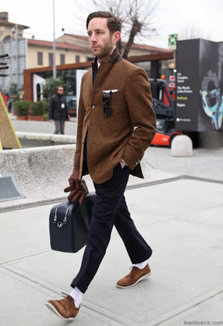 Rotbraunes Wollsakko kombinieren – 500+ Herren Outfits: Vereinigen Sie ein rotbraunes Wollsakko mit einer dunkelblauen Anzughose für eine klassischen und verfeinerte Silhouette. Braune Wildleder Derby Schuhe sind eine kluge Wahl, um dieses Outfit zu vervollständigen.